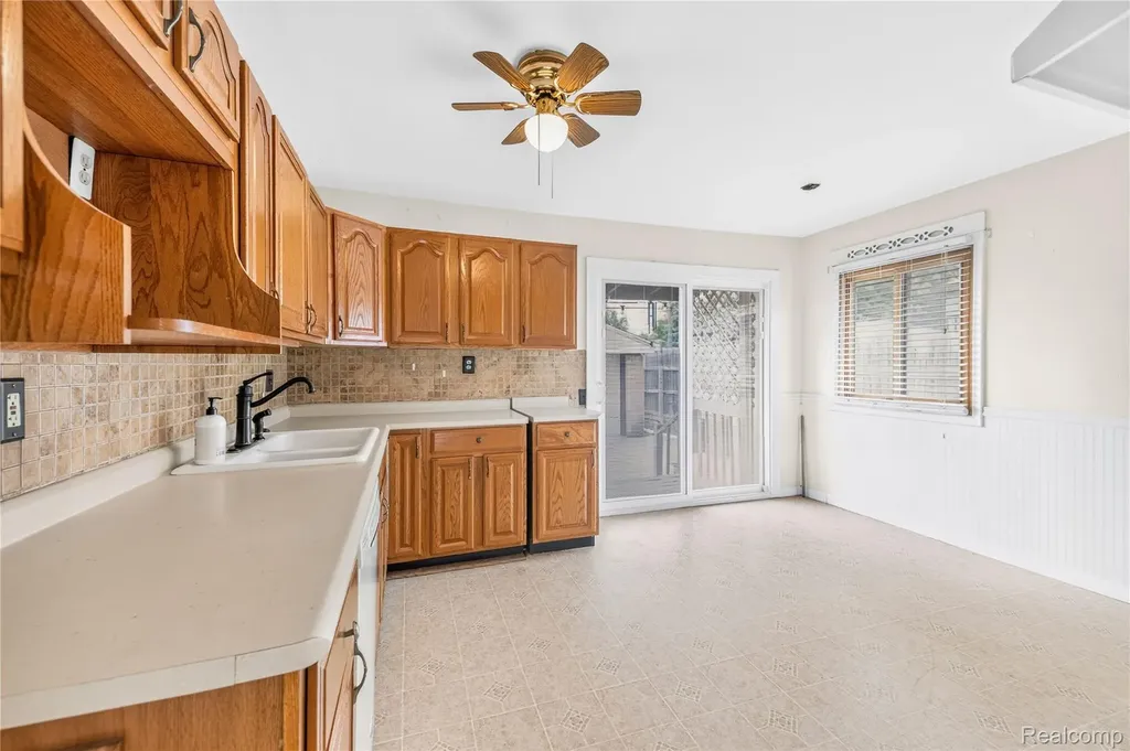 32039 Avondale Street Westland City MI 48186