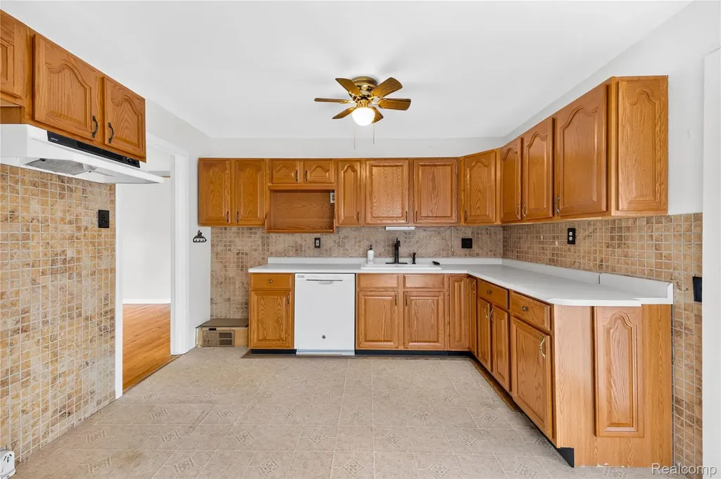 32039 Avondale Street Westland City MI 48186