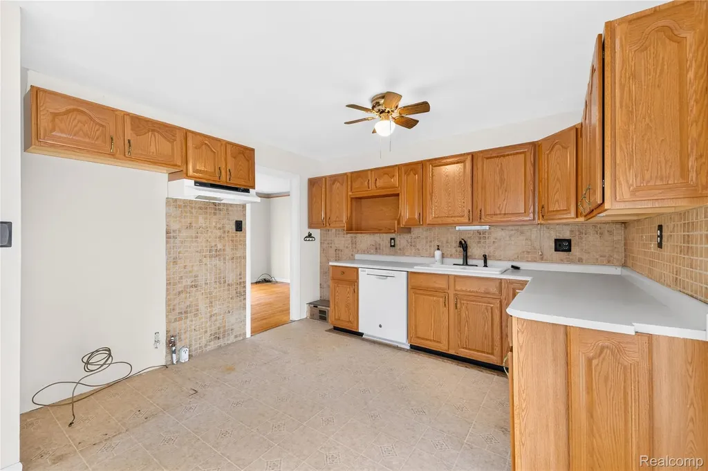 32039 Avondale Street Westland City MI 48186