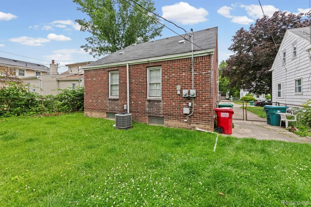 22845 Melrose Avenue Eastpointe City MI 48021