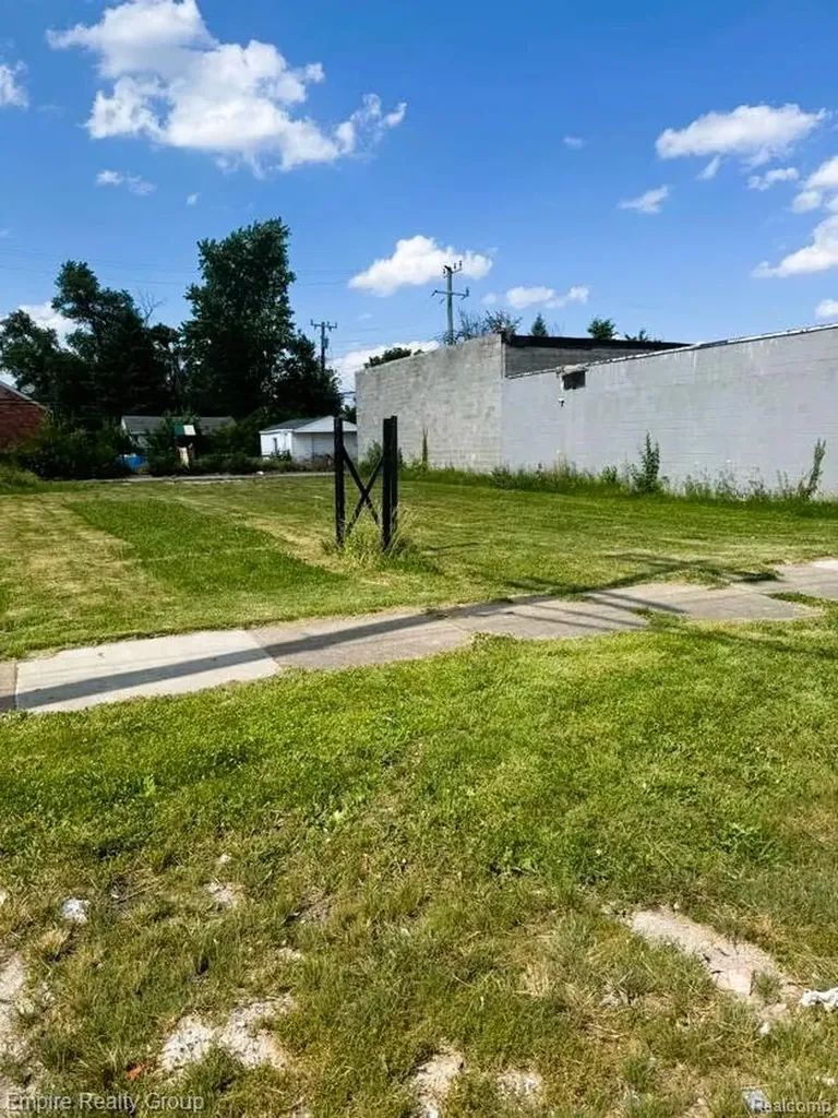 20524 W Warren Avenue Detroit City MI 48228