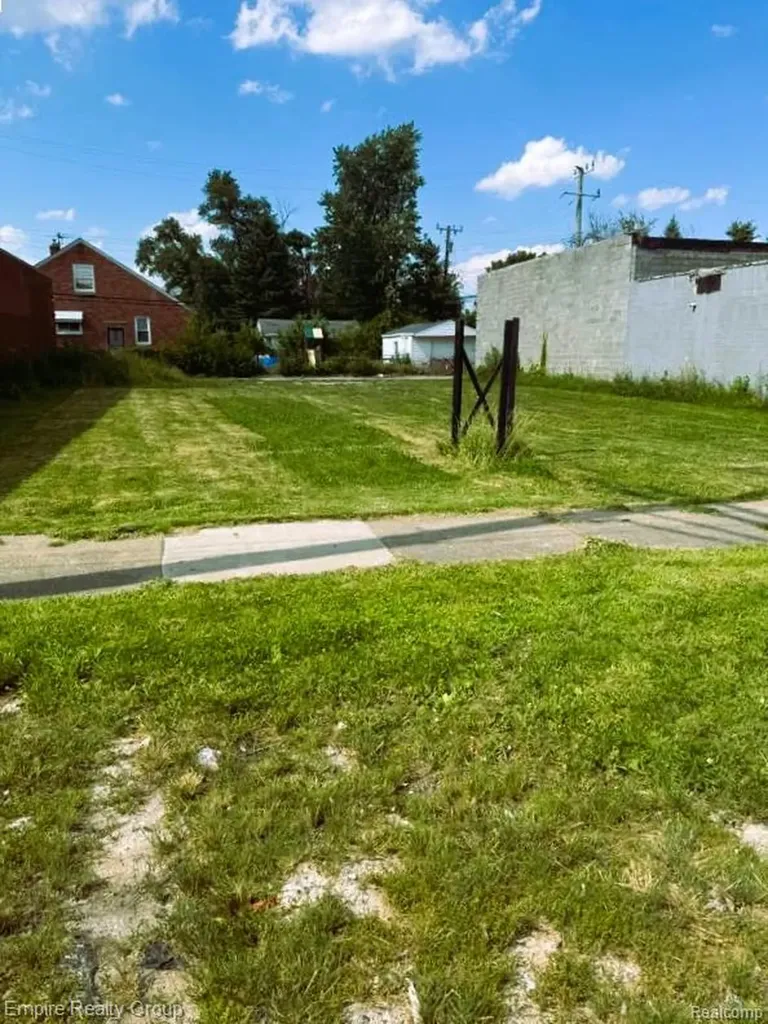 20524 W Warren Avenue Detroit City MI 48228