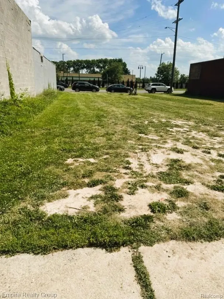 20524 W Warren Avenue Detroit City MI 48228