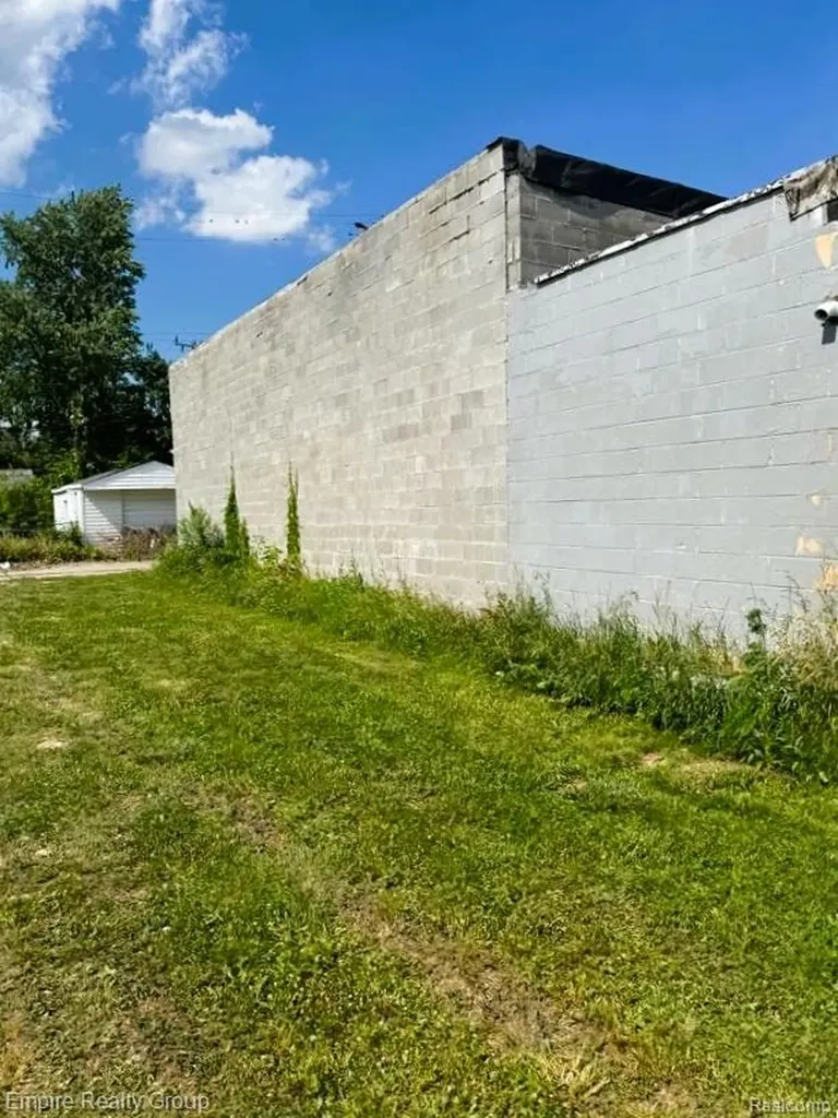 20524 W Warren Avenue Detroit City MI 48228