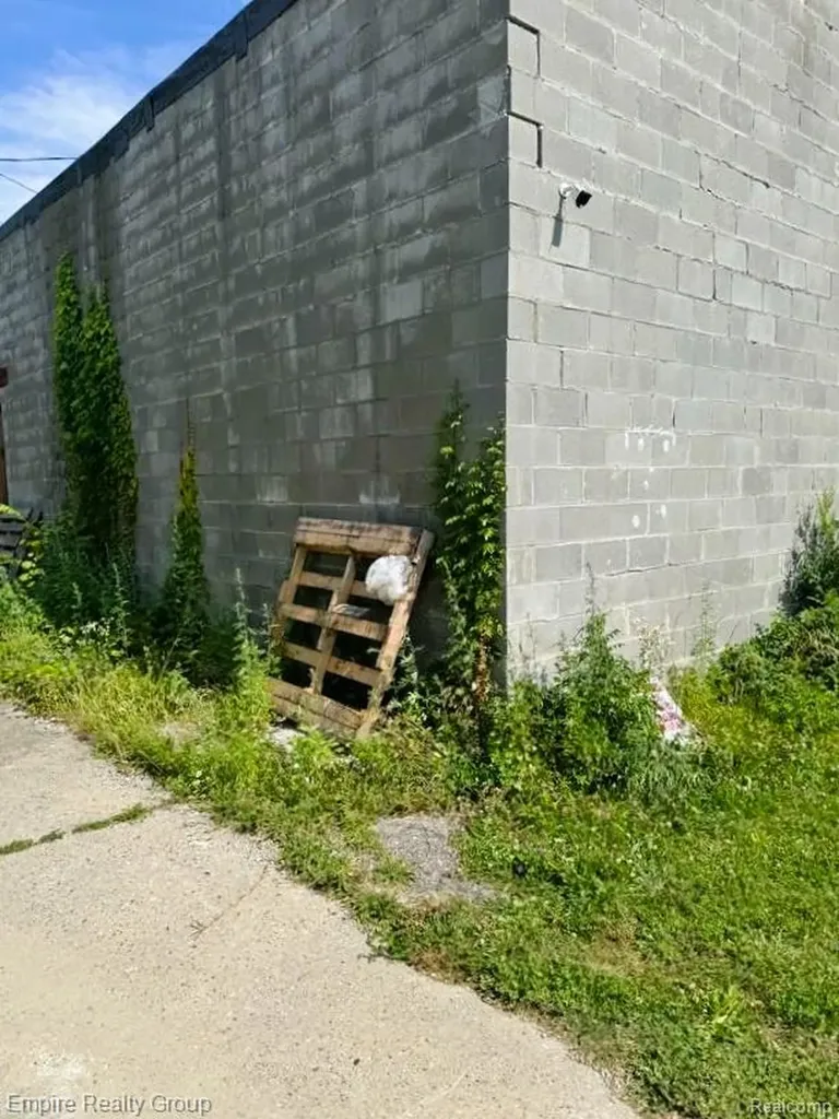 20524 W Warren Avenue Detroit City MI 48228