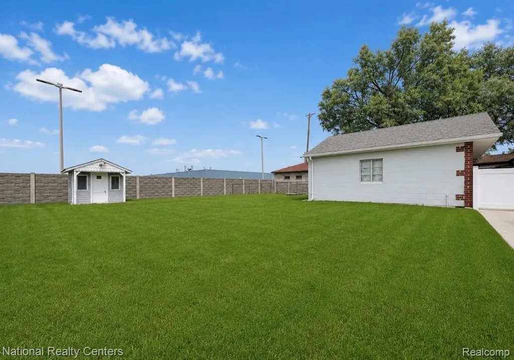 7285 Helen Center Line City MI 48015