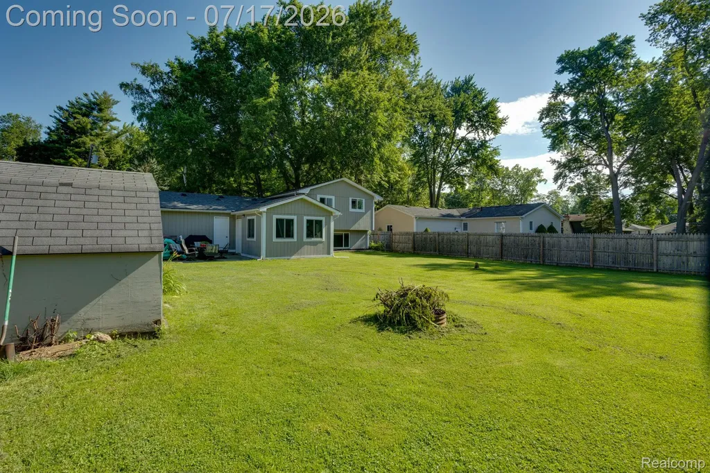 5535 Lake Vista Drive Waterford Charter Township MI 48327