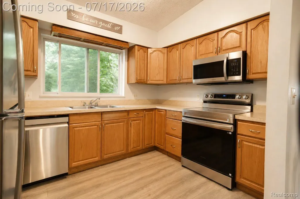 5535 Lake Vista Drive Waterford Charter Township MI 48327