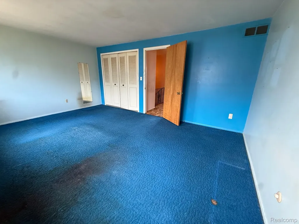 28394 Universal Drive Warren City MI 48092