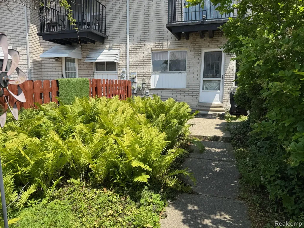 28394 Universal Drive Warren City MI 48092