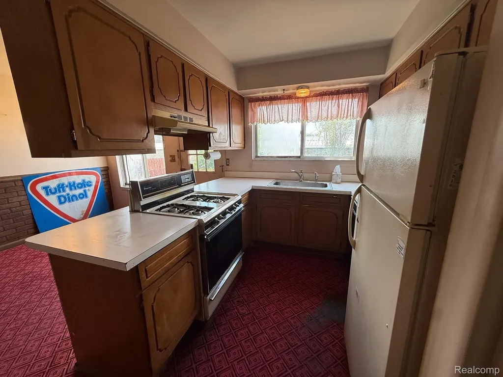 28394 Universal Drive Warren City MI 48092