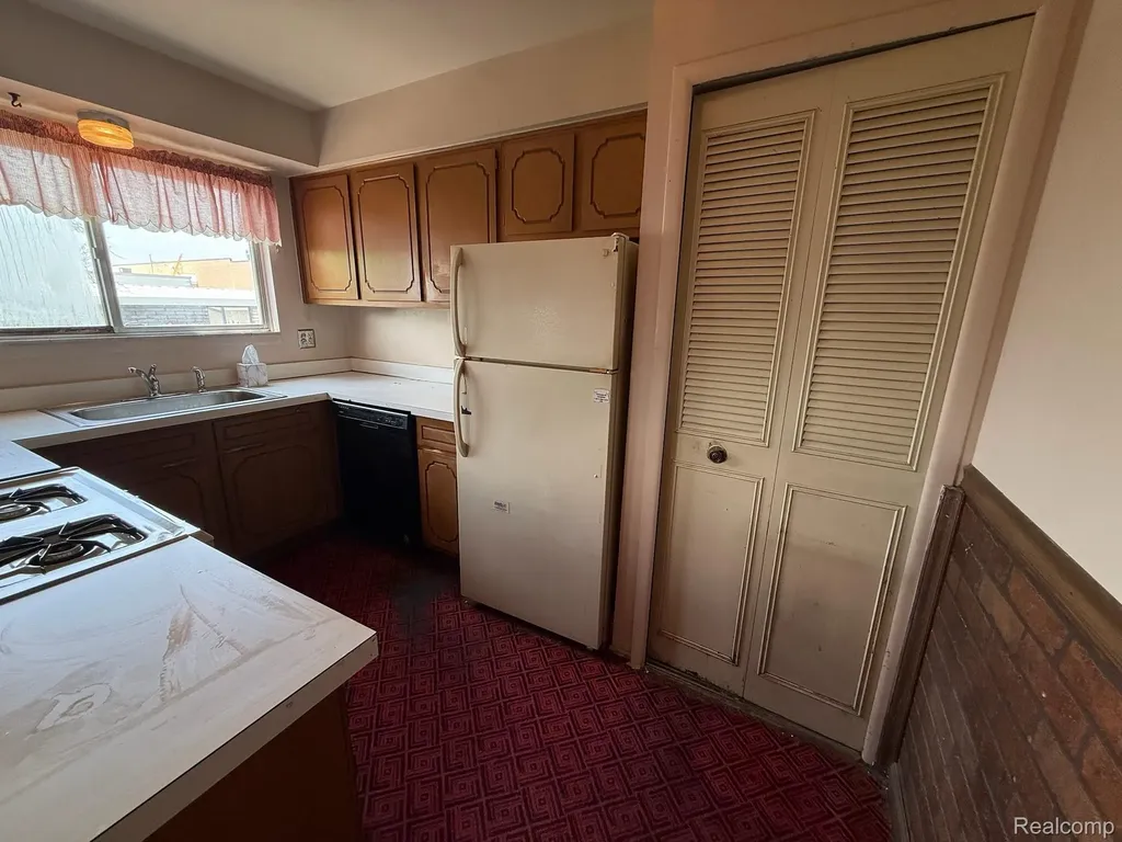 28394 Universal Drive Warren City MI 48092