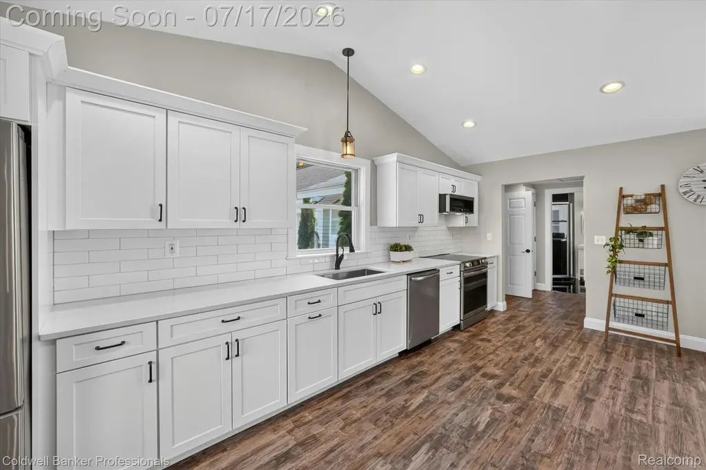43 Hartley Street Lapeer City MI 48446