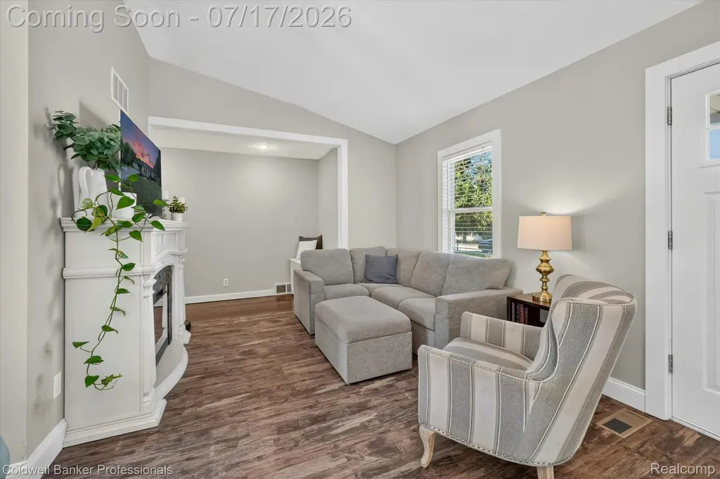 43 Hartley Street Lapeer City MI 48446