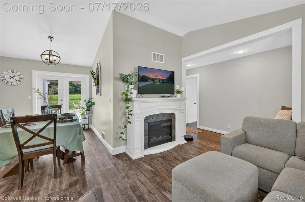 43 Hartley Street Lapeer City MI 48446