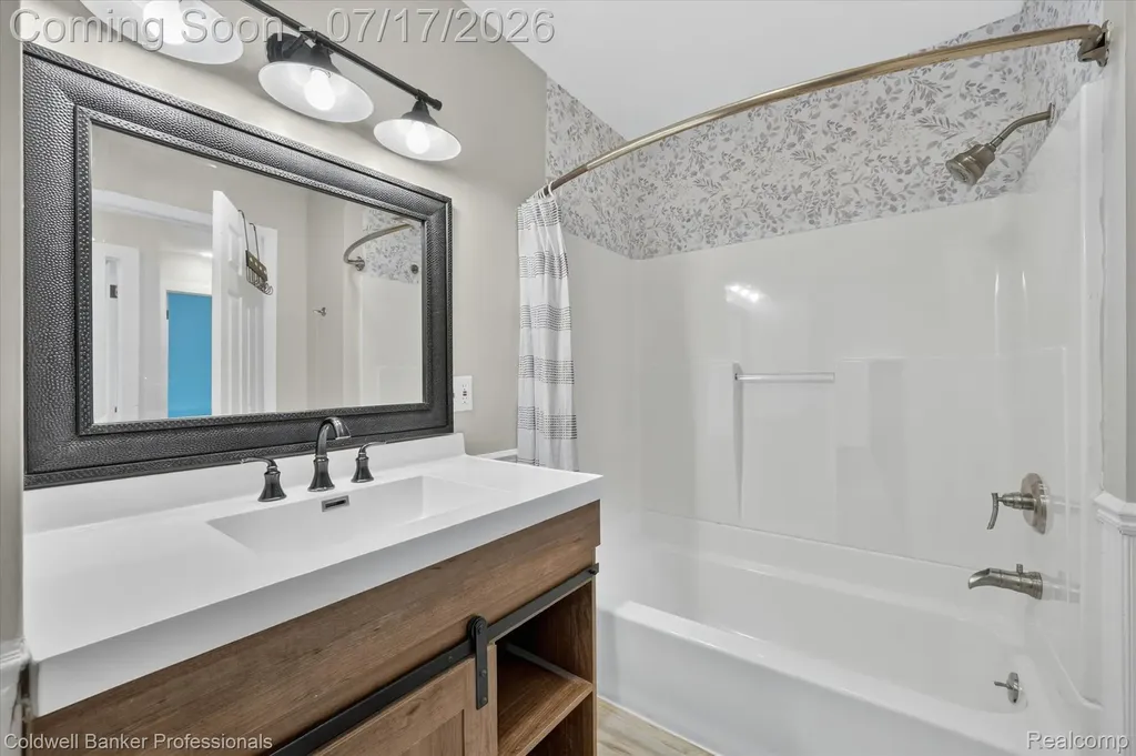 43 Hartley Street Lapeer City MI 48446