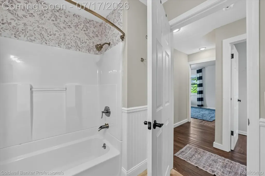 43 Hartley Street Lapeer City MI 48446