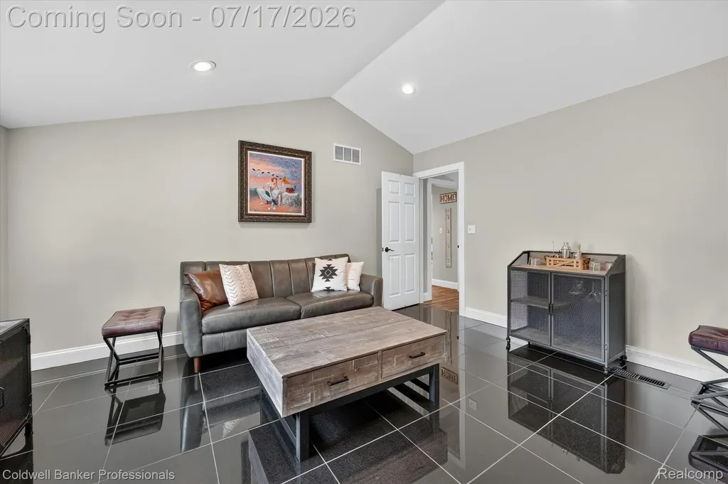 43 Hartley Street Lapeer City MI 48446