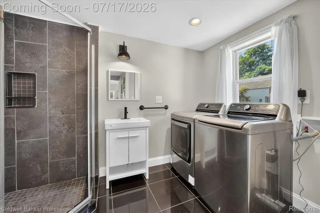 43 Hartley Street Lapeer City MI 48446