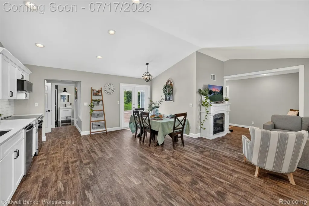 43 Hartley Street Lapeer City MI 48446