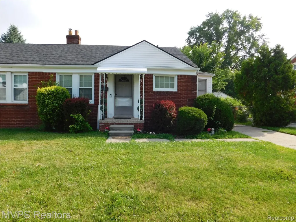 18557 Roscommon Street Harper Woods City MI 48225