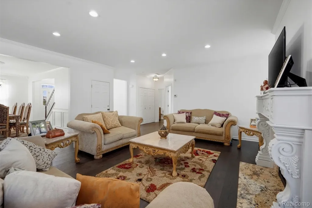 42575 Silverwood Drive Sterling Heights City MI 48314