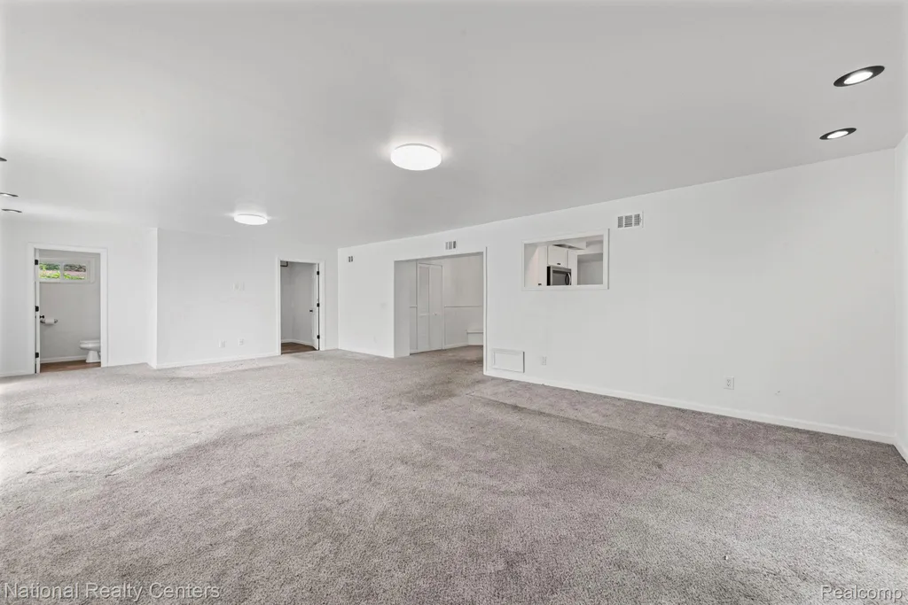 11146 Superior Avenue Warren City MI 48089