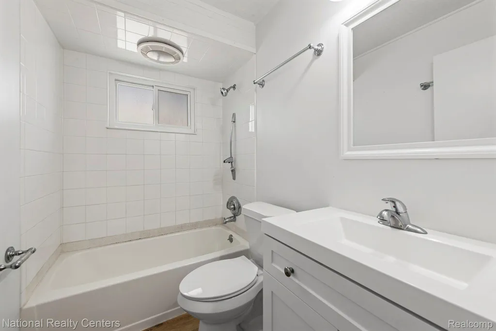 11146 Superior Avenue Warren City MI 48089