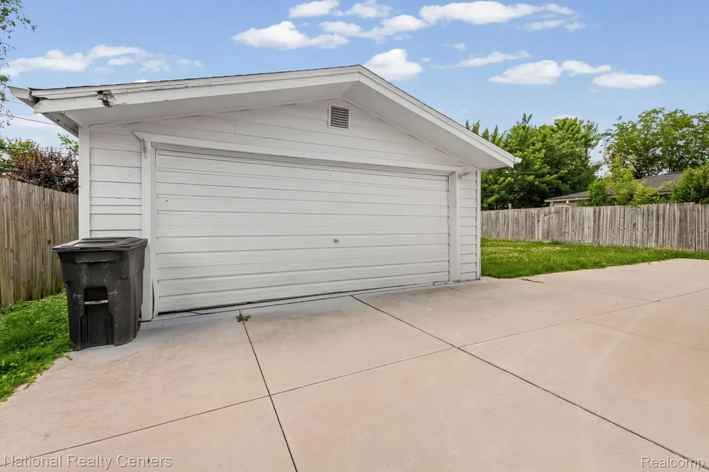 11146 Superior Avenue Warren City MI 48089