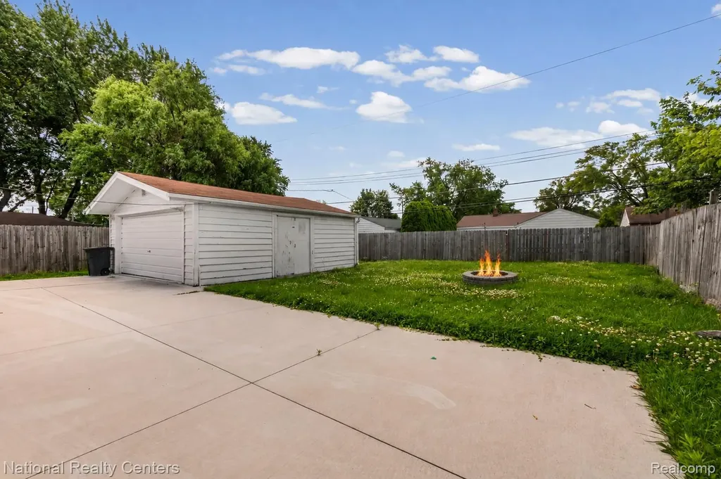 11146 Superior Avenue Warren City MI 48089