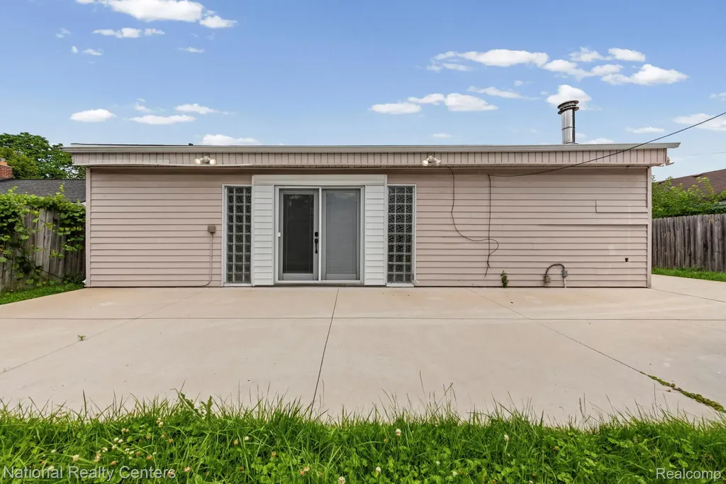 11146 Superior Avenue Warren City MI 48089