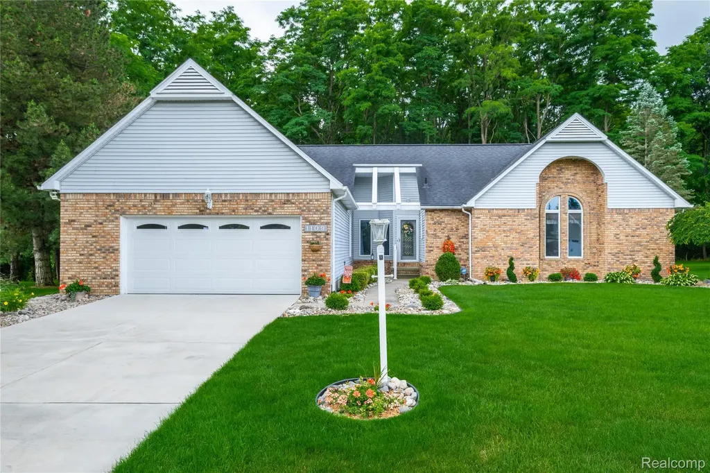1109 S Lake Valley Drive Fenton Charter Township MI 48430