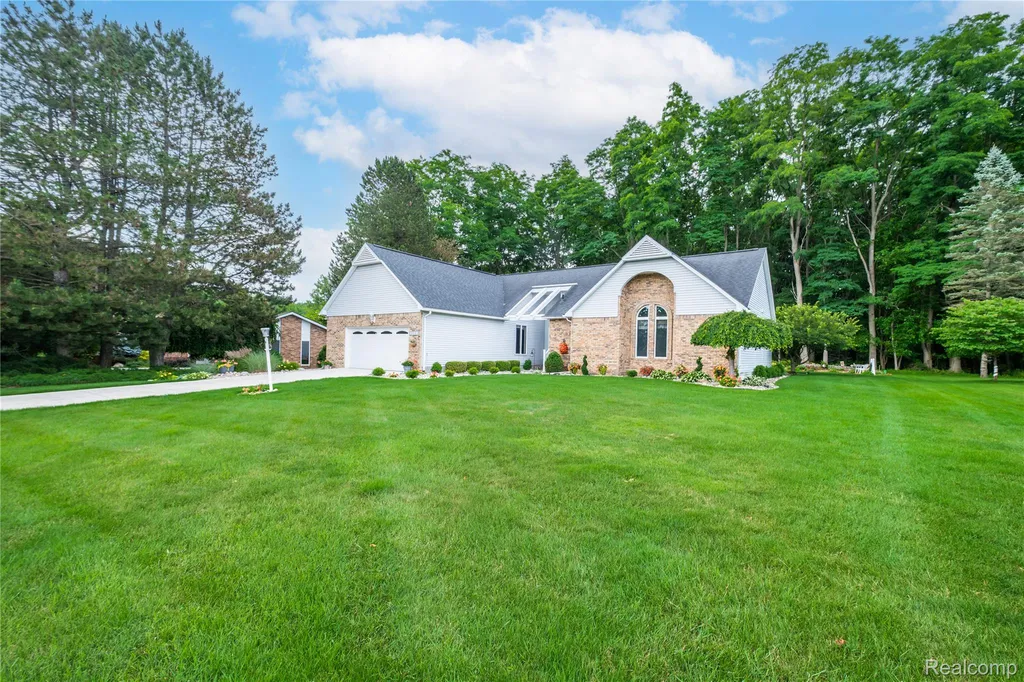 1109 S Lake Valley Drive Fenton Charter Township MI 48430