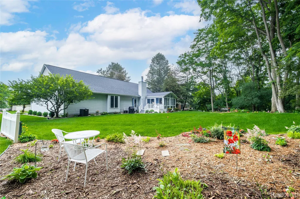 1109 S Lake Valley Drive Fenton Charter Township MI 48430