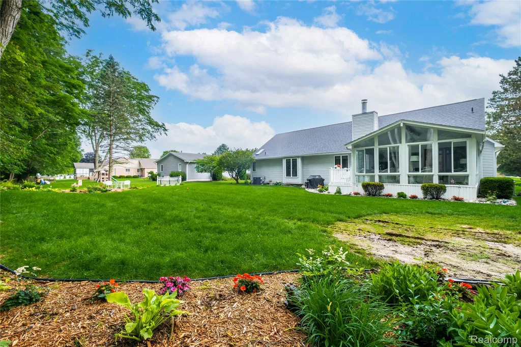 1109 S Lake Valley Drive Fenton Charter Township MI 48430