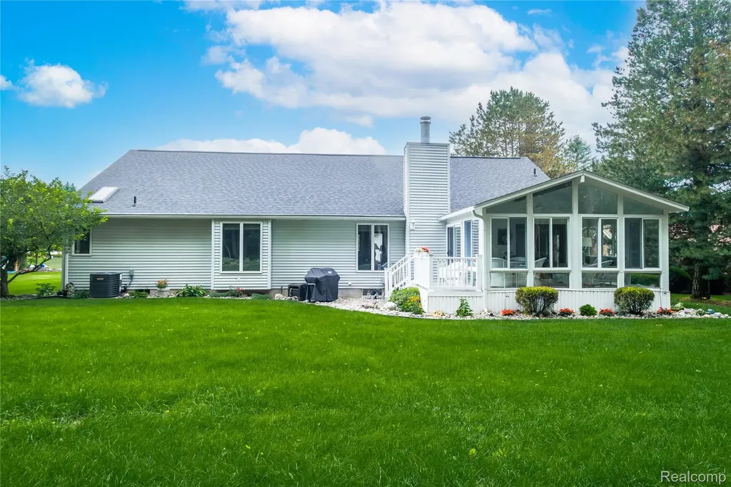 1109 S Lake Valley Drive Fenton Charter Township MI 48430