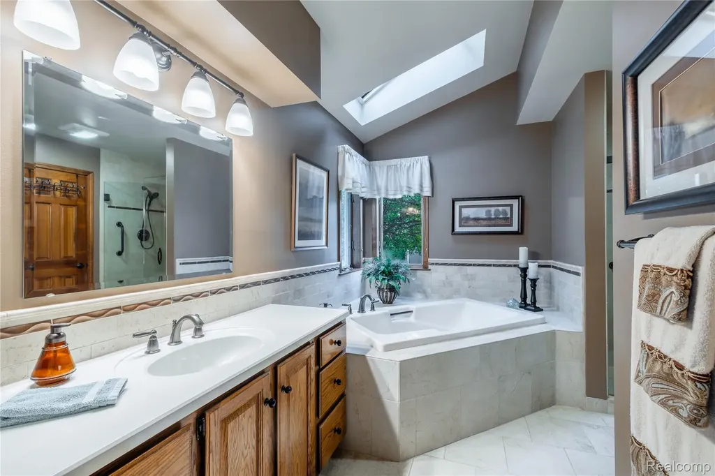 1109 S Lake Valley Drive Fenton Charter Township MI 48430