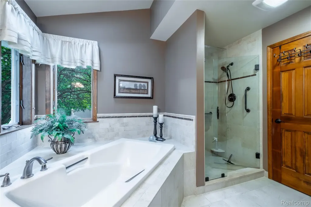1109 S Lake Valley Drive Fenton Charter Township MI 48430