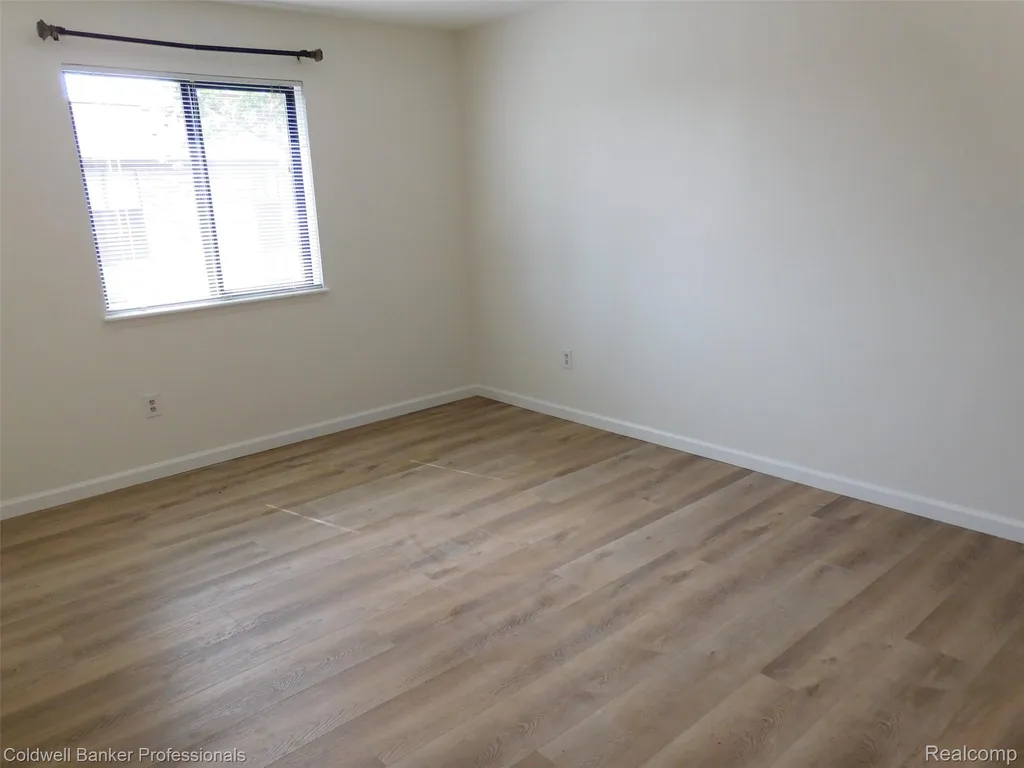 284 E 13 Mile, Unit #202 Madison Heights City MI 48071