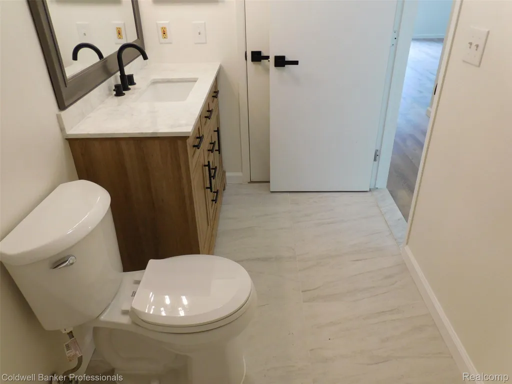 284 E 13 Mile, Unit #202 Madison Heights City MI 48071