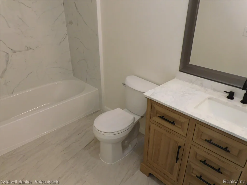 284 E 13 Mile, Unit #202 Madison Heights City MI 48071