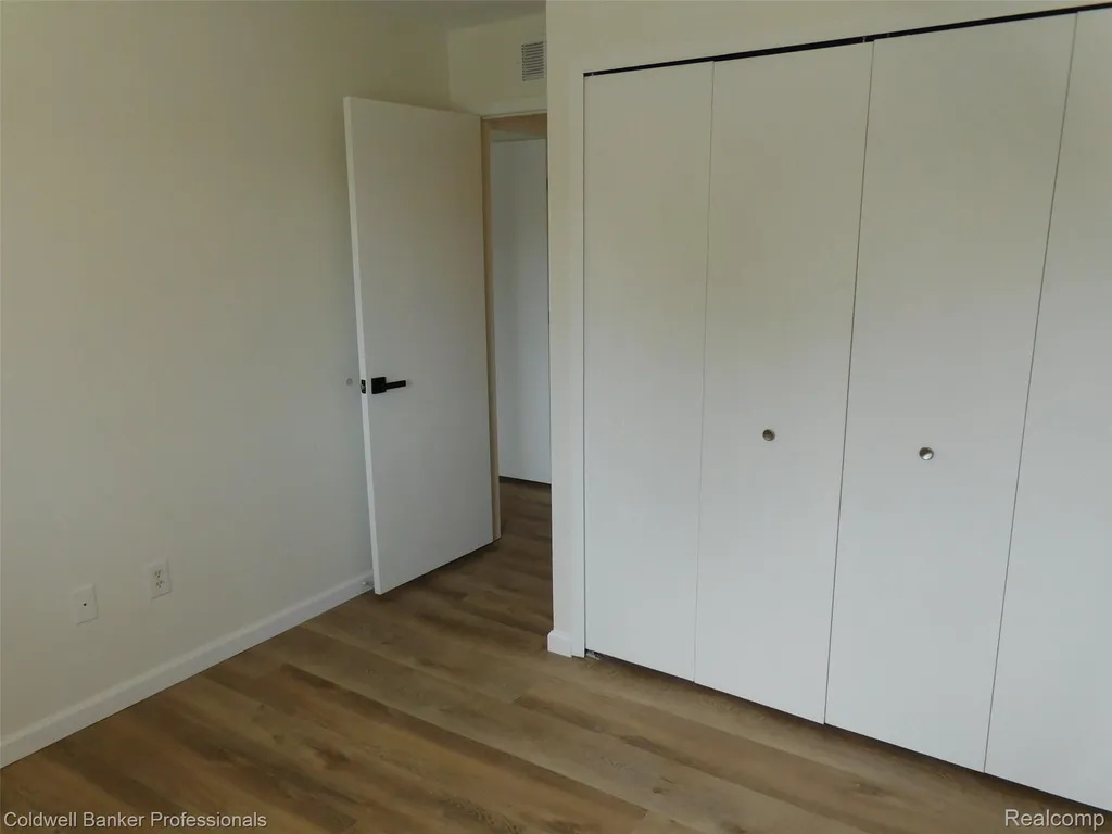 284 E 13 Mile, Unit #202 Madison Heights City MI 48071