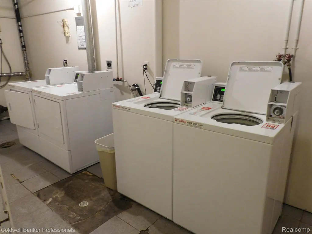 284 E 13 Mile, Unit #202 Madison Heights City MI 48071