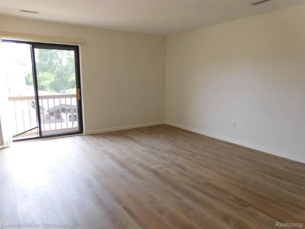 284 E 13 Mile, Unit #202 Madison Heights City MI 48071