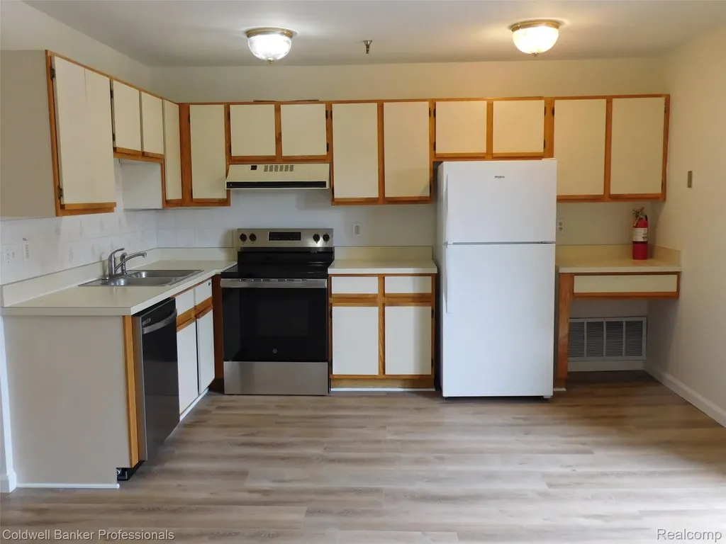 284 E 13 Mile, Unit #202 Madison Heights City MI 48071