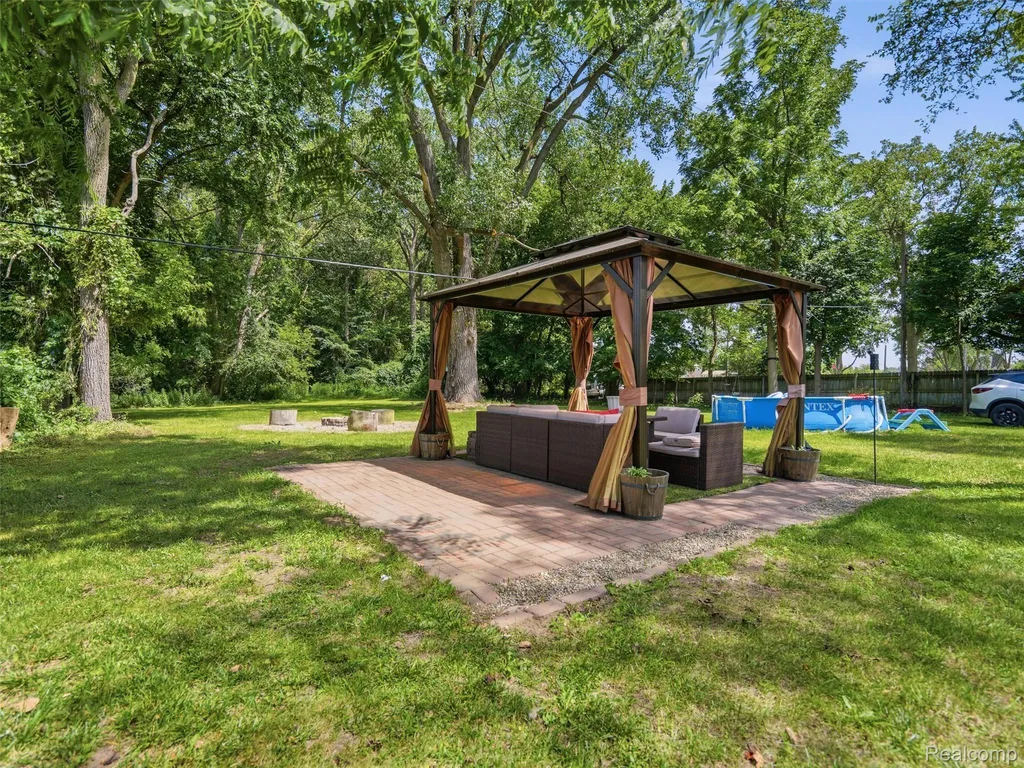 6520 N Hix Road Westland City MI 48185