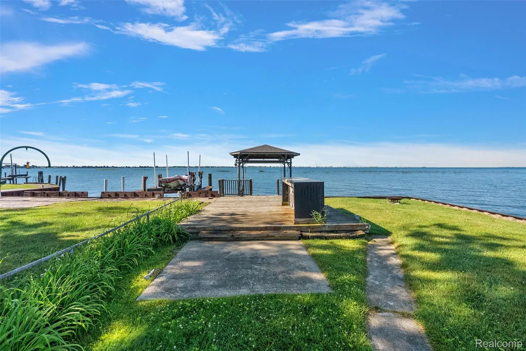 8449 Dixie Highway Ira Township MI 48023