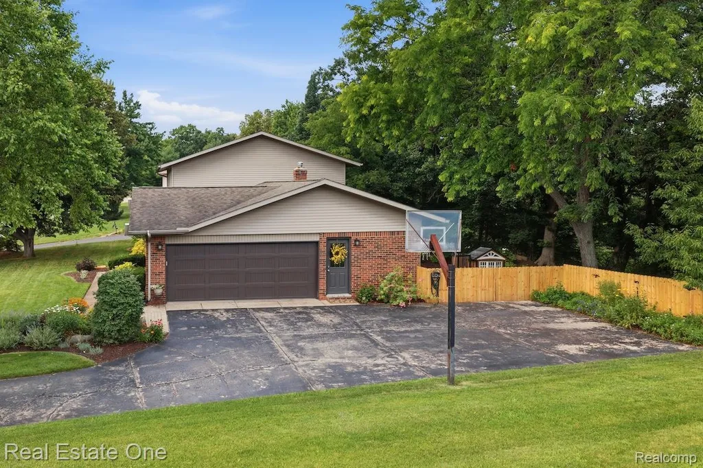 10947 Arbour Drive Brighton Township MI 48114