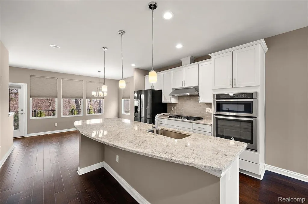2877 Hartwick Drive Rochester Hills City MI 48307