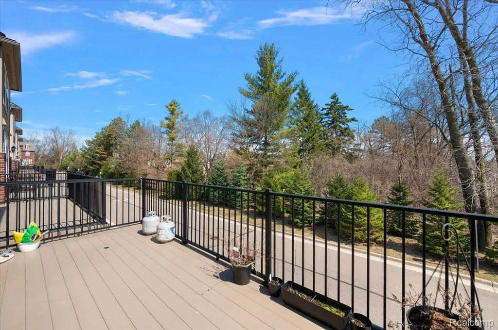 2877 Hartwick Drive Rochester Hills City MI 48307
